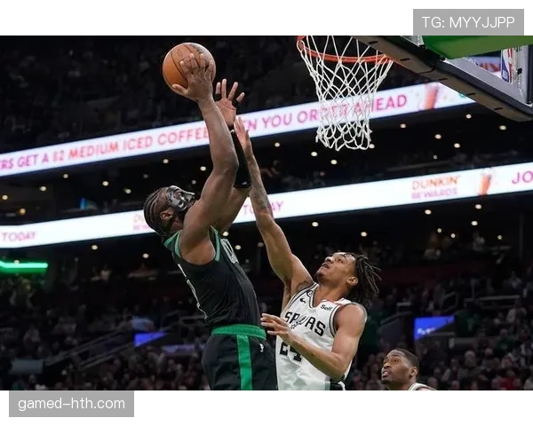 杰伦·布朗减少单打转挡拆对位内线提升效率