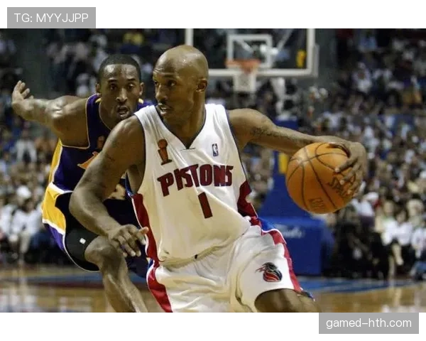 杜马斯无球跑动制造空位，防守端持续限制对手外线核心