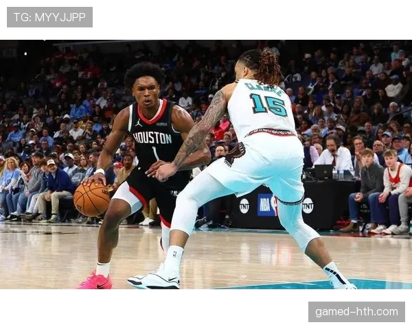 阿门·汤普森由防守转为无球跑位配合格林拉开空间